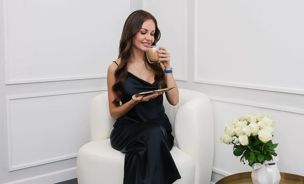 Пациент пьет кофе в косметологической клинике